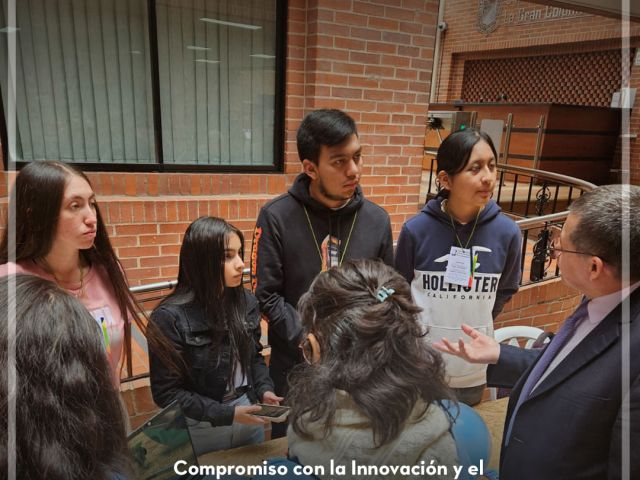 Compromiso con la Innovación y el Emprendimiento: Éxito en la Feria de Prototipado y Emprendimiento Grancolombiano